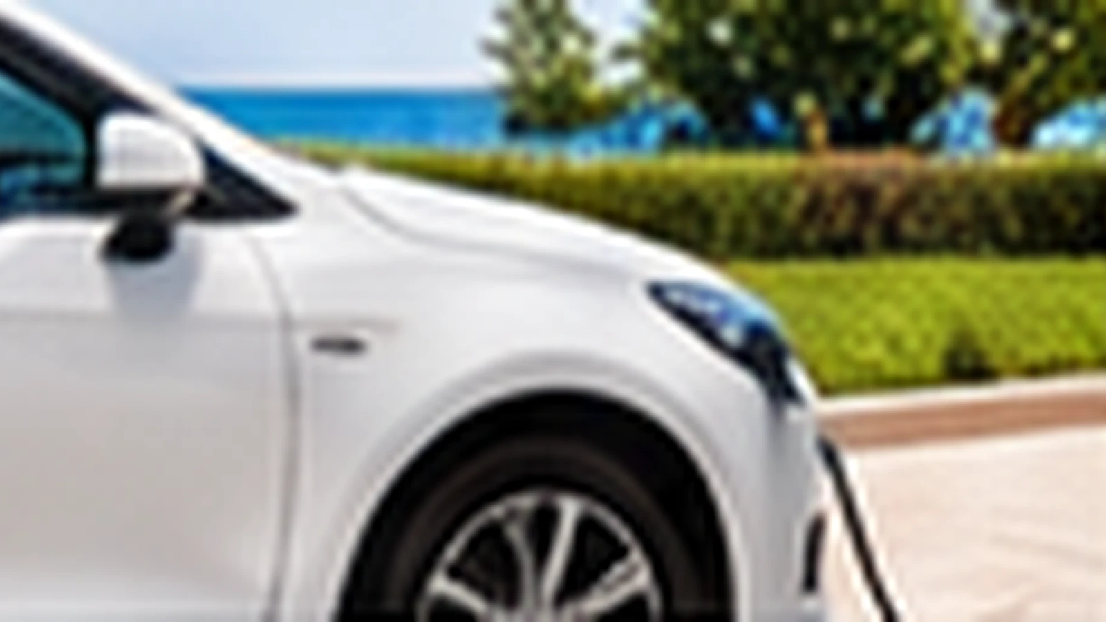 Voiture électrique stationnée devant une borne de recharge domestique