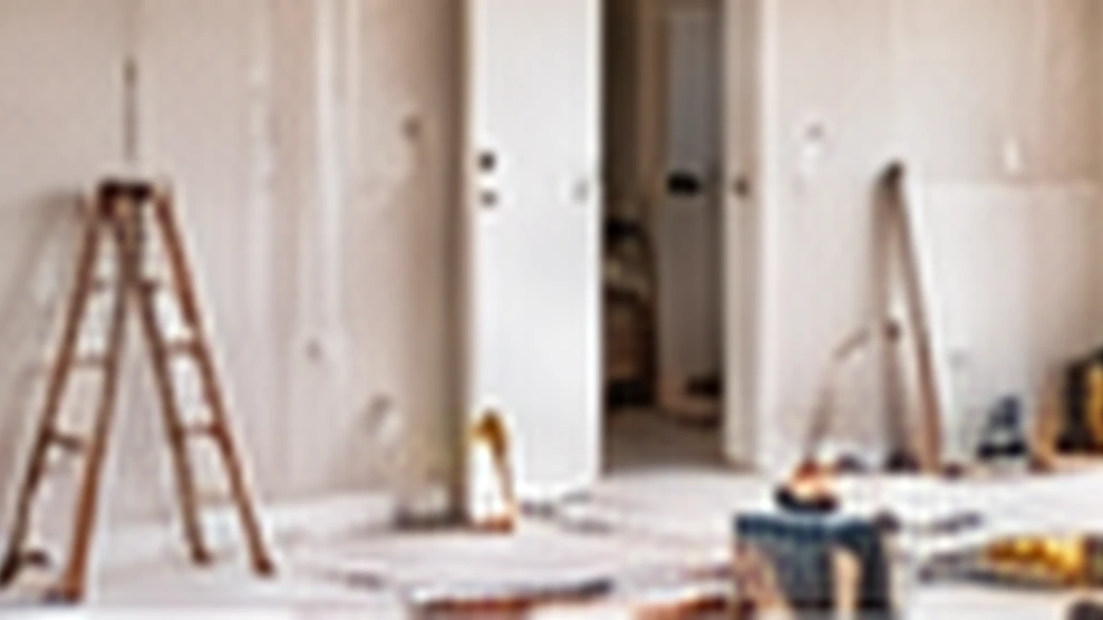 Maison en rénovation intérieure avec préparation des futurs circuits électriques